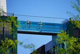 В Лондоне открылся первый в мире бассейн, построенный между 2 небоксребами