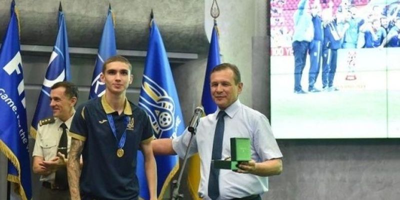 Футболист сборной Украины U20 посвятил "золото" чемпиона мира погибшему в АТО отцу