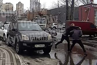 В Киеве спортсмен жестко избил мужчину после замечания о парковке