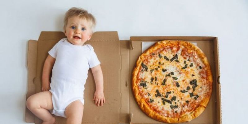 Дитина як шматочок піци: мама фотографувала, як ріс її син протягом року – ефектні кадри