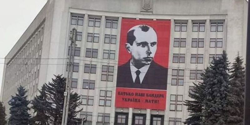 На здании Тернопольского облсовета разместили крупнейший в Украине баннер с портретом Степана Бандеры