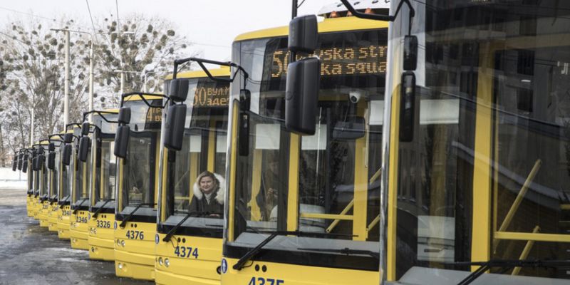 В Киеве остановились троллейбусы, курсирующие в аэропорт "Жуляны", куда прилетел Порошенко