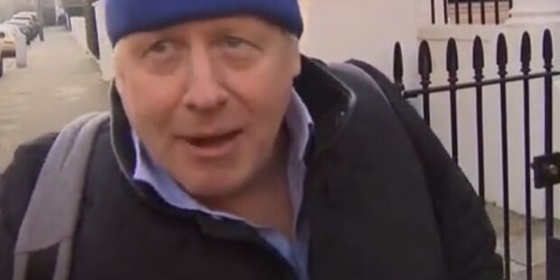 Джонсон разгуливает по улицам Лондона в шапке-подарке от "Укрзализныци": забавное видео
