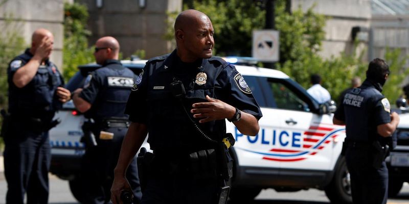 В Вашингтоне возле Капитолия мужчина угрожал взорвать взрывчатку