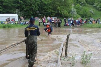 Под Хмельницким река вышла из берегов: в ловушку попали сотни людей
