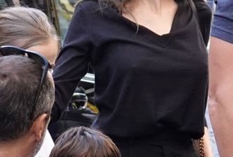 Анджеліна Джолі з дітьми гуляє по магазинчикам Риму