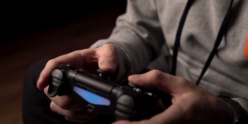 Sony придется выпускать приставки PlayStation 4 из-за проблем с  PS5