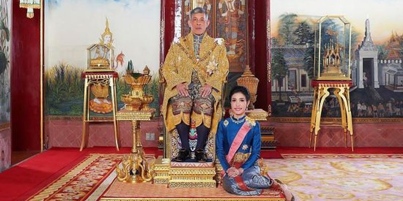 Король Таїланду позбавив свою фаворитку всіх титулів через її намагання піднятися до рівня королеви
