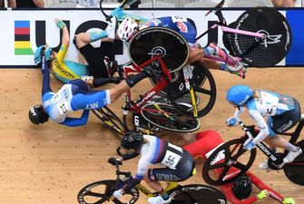 Месиво из гонщиц и велосипедов: жуткий завал на этапе Кубка мира в Брисбене