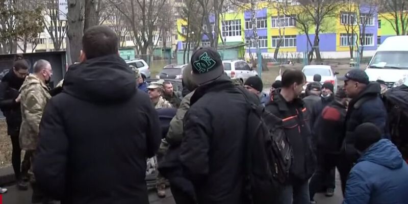Украинцы выстраиваются в огромные очереди под ТЦК: в ВСУ отреагировали