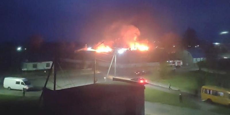 На Волыни возник масштабный пожар на складах