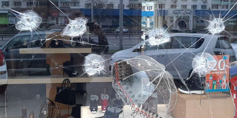 Пошкодження вітрини магазину в Києві: поліція розшукує чотирьох зловмисників