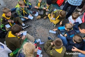 У Києві сплели найдовший браслет в Україні для військових: яскраві фото