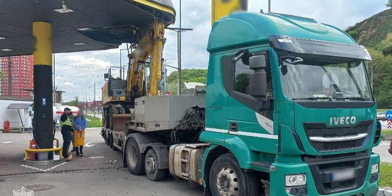 В Киеве грузовик врезался в АЗС: подробности и фото ДТП от полиции