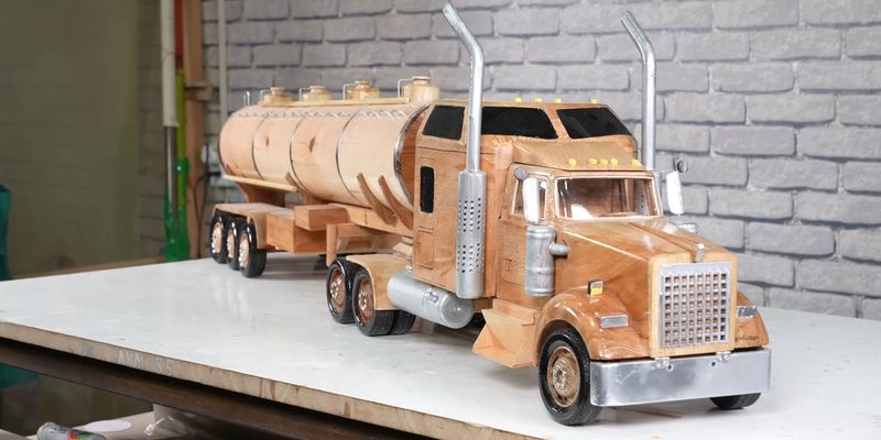 Умелец создал масштабную копию грузовика Kenworth из дерева