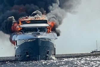 Новенькая яхта итальянского миллионера сгорела дотла у берегов Испании