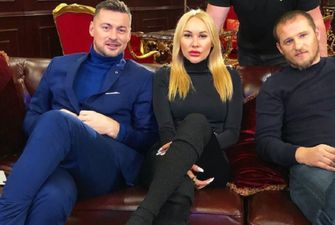 Милевский и Алиев оказались на одном диване с девушкой, открывающей грудью бутылку