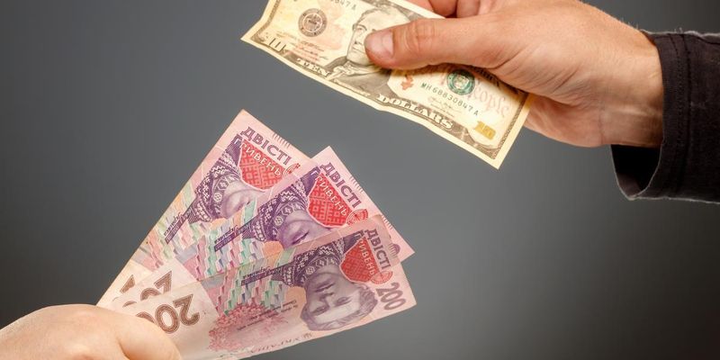Обмінники вивісили свіжий курс валют: скільки просять за долар та євро сьогодні