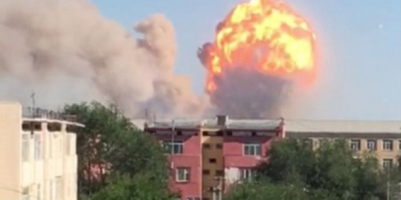 ЧС в Казахстане: из-за взрывов боеприпасов пожарные не могут подобраться к воинской части