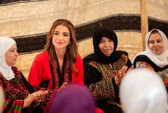 Королева Йорданії засвітила нову вишиту сукню: фото