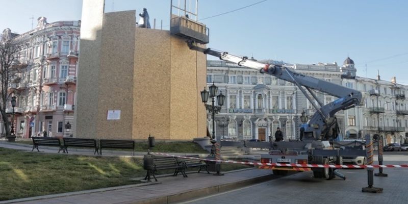 Одесские коммунальщики начали демонтаж ограждения вокруг памятника Екатерине II