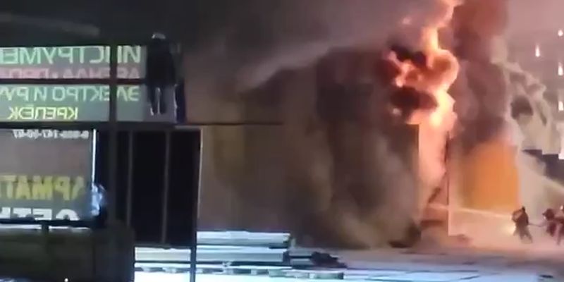 В Москве загорелись склады с горюче-смазочными материалами около ТЦ. Фото и видео