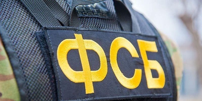 ФСБ утверждает, что задержала более 100 «сторонников украинской неонацистской группировки»