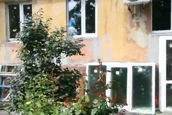 Мариуполь: захватчики в доме с нарушенной несущей конструкцией заменили только окна