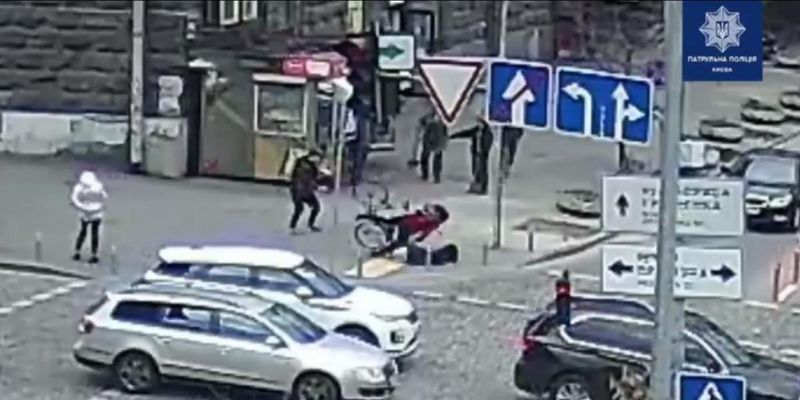 У центрі Києва велосипедистка на швидкості збила жінку та потрапила на відео