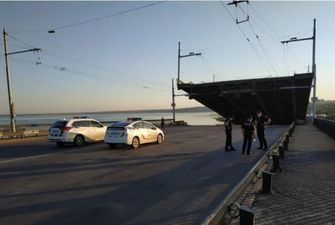 "Зламаний" розвідний міст в Миколаєві заварили намертво 10-тонними блоками