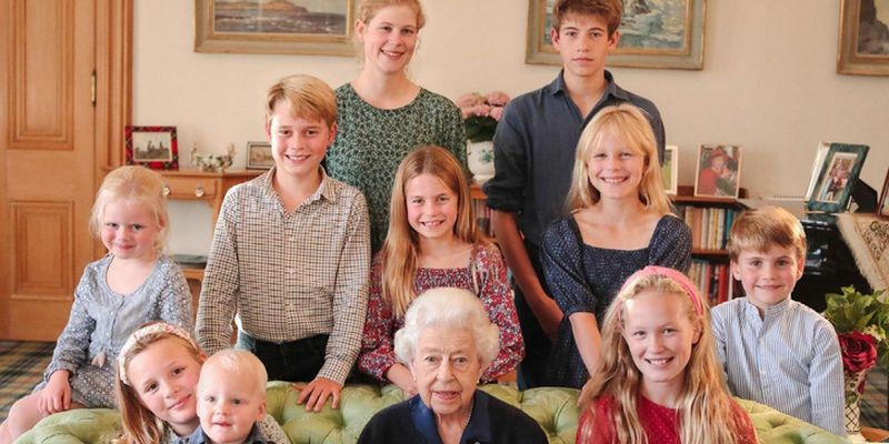 Послание королевы: тайный смысл на последней фотографии Елизаветы II с внуками