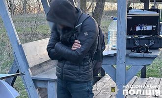 Пытался скрыться от полиции: в Киеве на пляже "Троещина" задержали мужчину с 1,2 кг психотропов. Подробности и видео