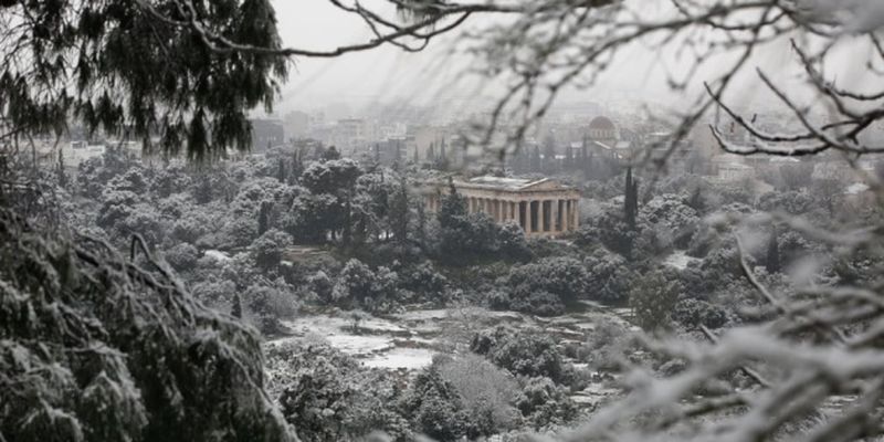 В Греции снегопад заблокировал более тысячи машин