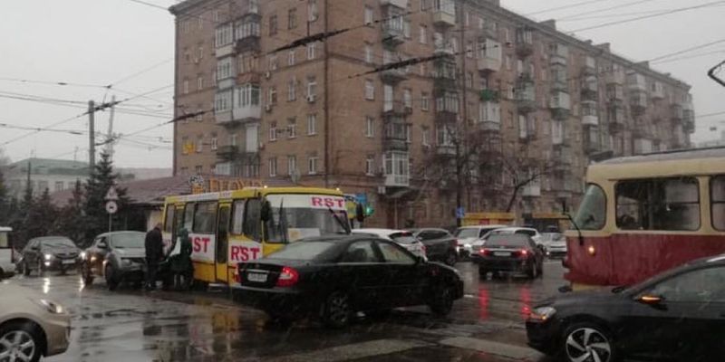 На Лукьяновке в Киеве на перекрестке столкнулись Nissan и маршрутка с пассажирами
