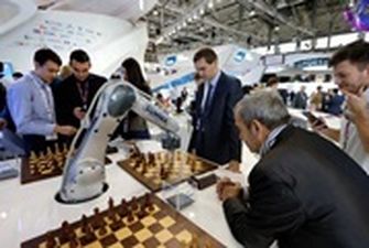 Шахматный турнир в РФ: робот сломал мальчику палец