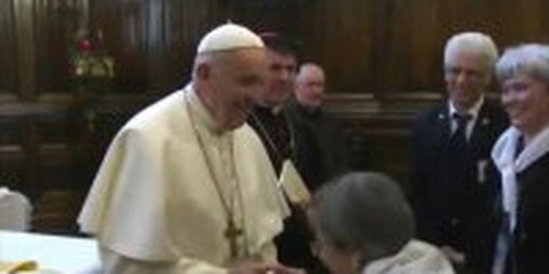 Папа римский не дал прихожанам поцеловать папский перстень