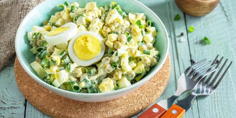 Нарізали, перемішали - і салат готовий: простий рецепт весняної закуски з трьох інгредієнтів