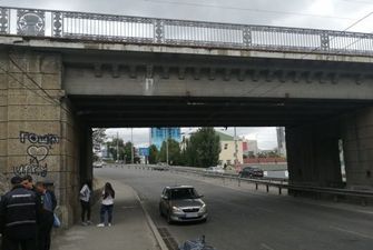 У Києві чоловік впав на дорогу із залізничного мосту та розбився на смерть