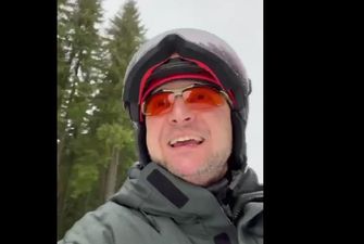 Зеленский записал видео в Карпатах: поздравил на сноуборде с Рождеством