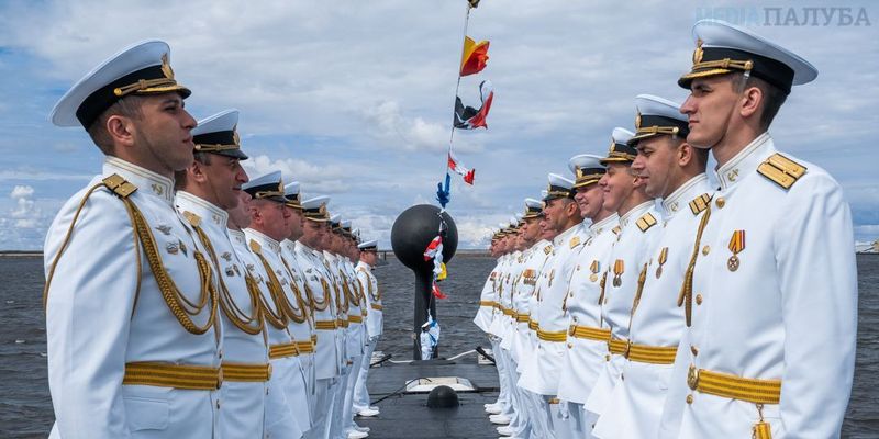 Фуражка держится на лямке от лифчика: российский военный опозорился на параде ко "дню ВМФ" в Питере