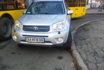 В Киеве водитель Toyota своей парковкой «обрадовал» пассажиров троллейбуса