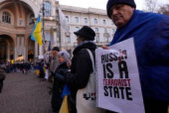 "Ла Скала" відкрила сезон російською оперою: під театром українці провели протест