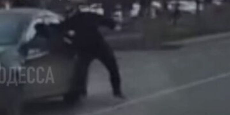 В Одесской области полицейский выбил локтем стекло в авто: момент попал на видео