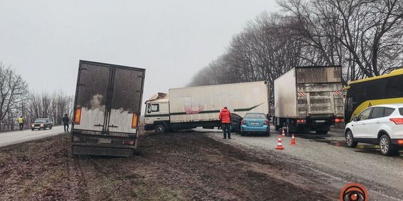 На трассе под Днепром столкнулись 7 автомобилей: фото и видео