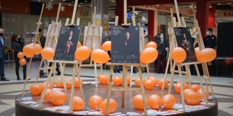 Акция «16 дней против насилия»: в Херсоне открыли выставку-инсталляцию