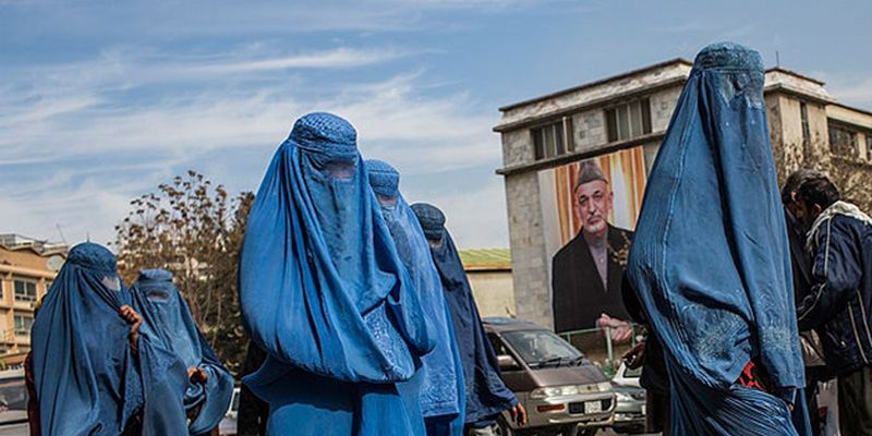 Талибы запретили женщинам путешествовать без родственников-мужчин