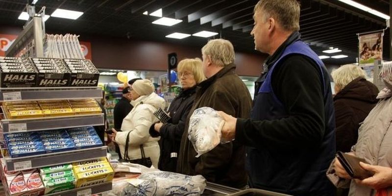 Украинцы тратят на еду половину доходов