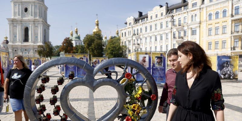 В центре Киева начала действовать выставка, посвященная защитникам, отдавшим свою жизнь за Украину. Фото