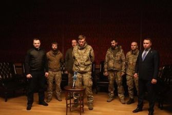 Почему пятеро освобожденных командиров "Азовстали" не могут вернуться из Турции домой – Подоляк ответил