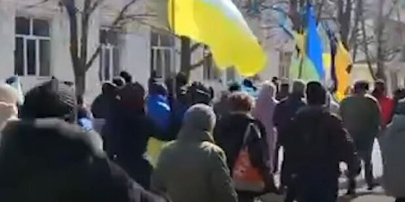 Украинцы вышли на митинг против оккупантов в Каховке, количество людей впечатляет: "Не боятся"